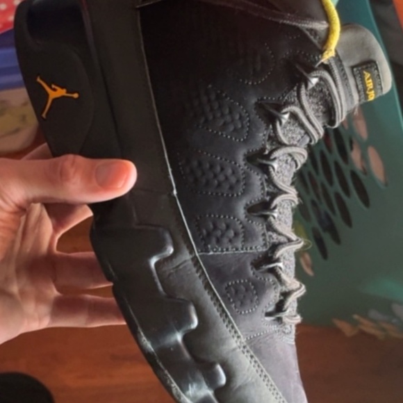 Jordan 9 Retro Dark Charcoal University Gold main image 6